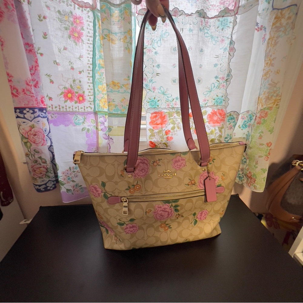 Coach Gallery Tote in Prairie Rose Print